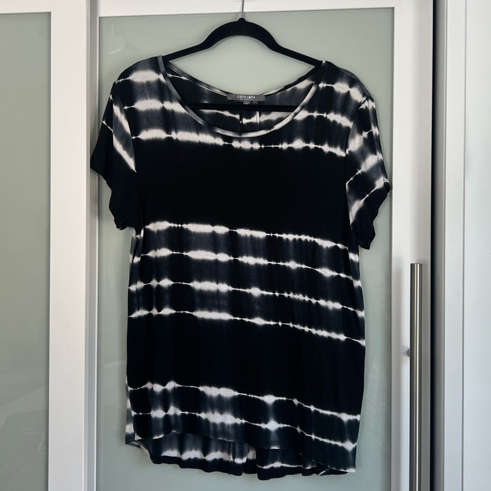 Coin 1804 Women’s Tie-Dye Button Back Short Sleeve Tee